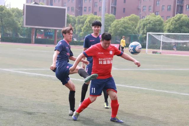 女孩升学宴上的裙子惹争议，网友直言不够成熟